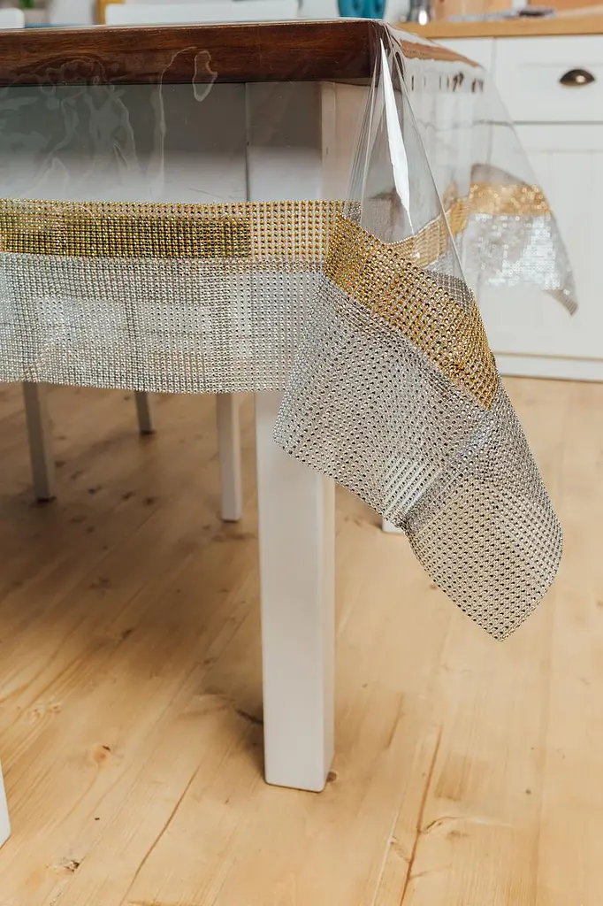 Скатерть силиконовая с золото-серебряной стразовой лентой 310х110 см - фото 3