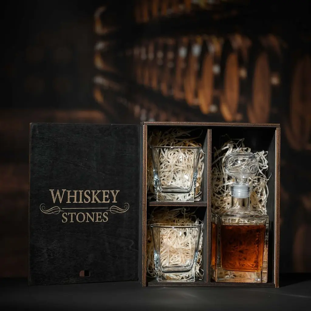 Подарунковий набір віскі Whiskey Stones №12 у дерев'яному пеналі - графін Pasabahce + склянки Baltic - фото 3