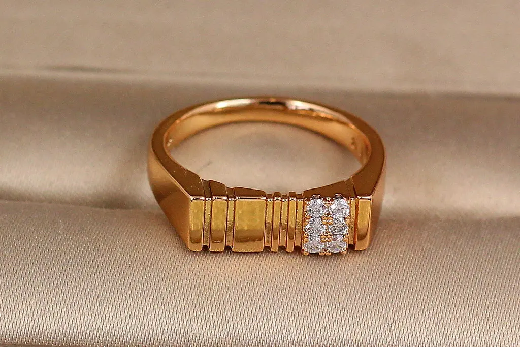 Кільце Xuping Jewelry жіноча печатка р 18 золотисте - фото 2