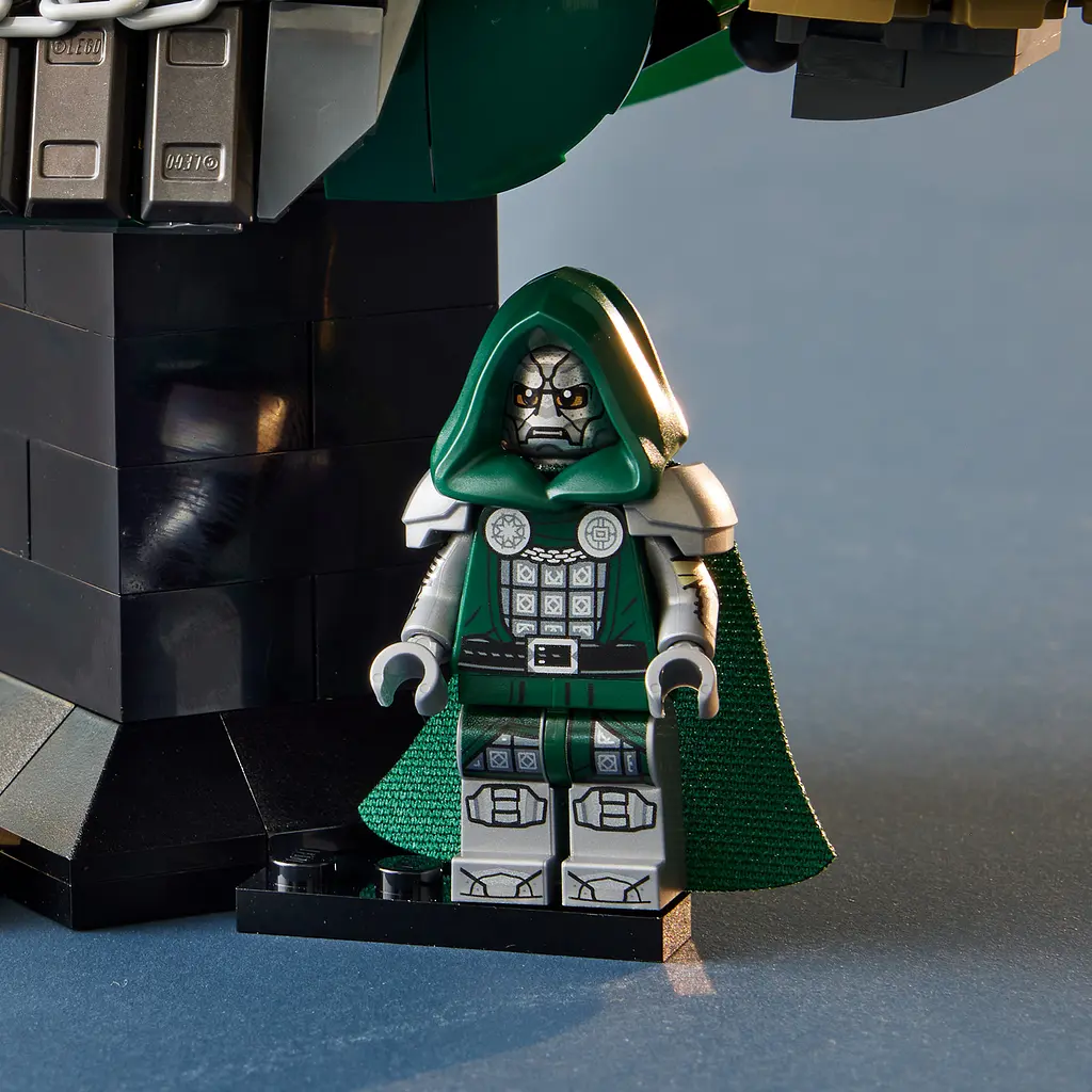 Конструктор LEGO Super Heroes Marvel Бюст Доктора Дума 379 ел. (76345) - фото 9