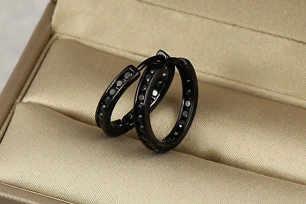 Серьги Xuping Jewelry одна дорожка с камнями бортики по краям с покрытием блэк ган 1,7 см черные - фото 3