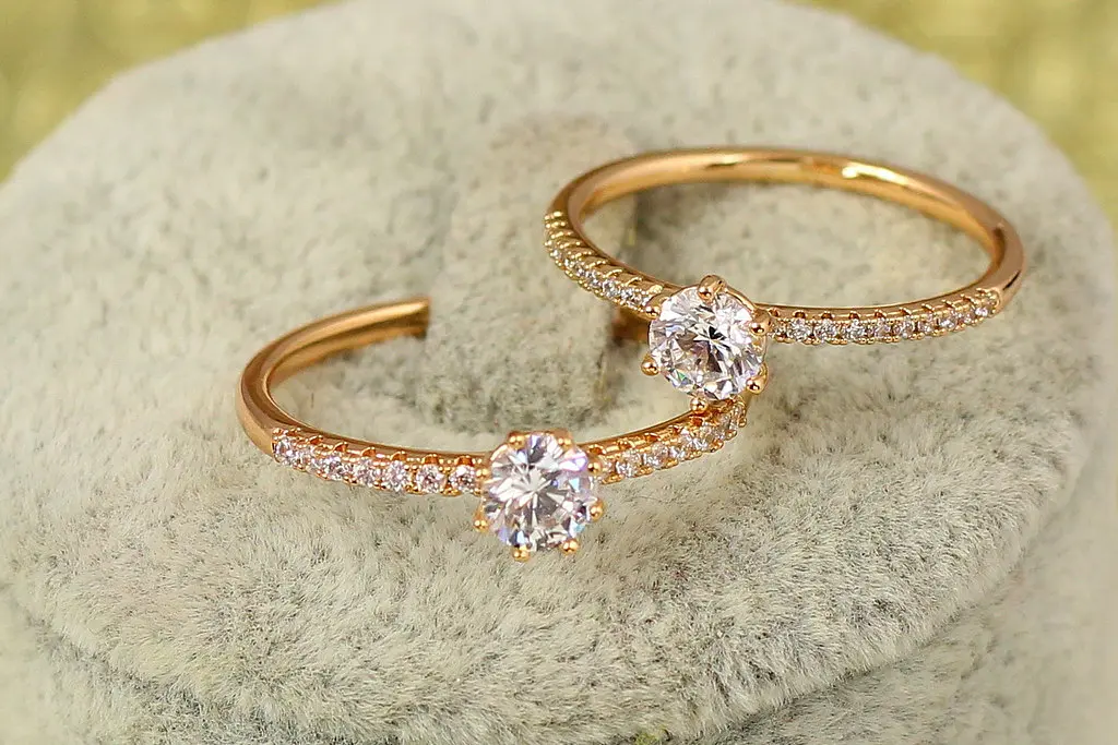 Кільце Xuping Jewelry тонке з камінням з боків р 18 золотисте - фото 2