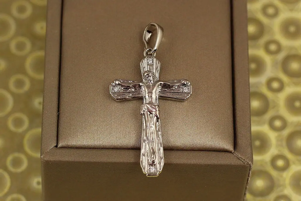Хрестик Xuping Jewelry з розп"яттям і фіанітом по краям 3 см сріблястий