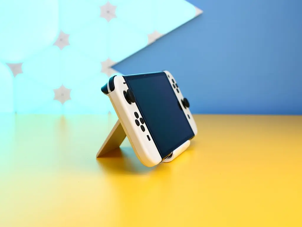 Портативна ігрова консоль Nintendo Switch OLED with White Joy-Con Б/У [177069] - фото 4