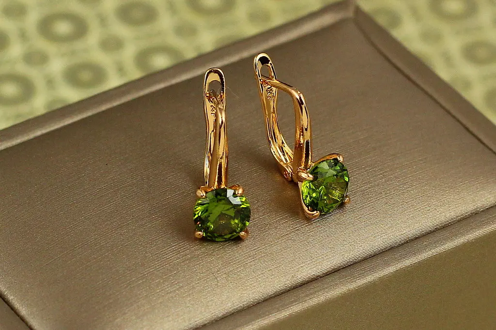 Сережки Xuping Jewelry солістка з смарагдовим каменем 1,7 см золотисті - фото 2