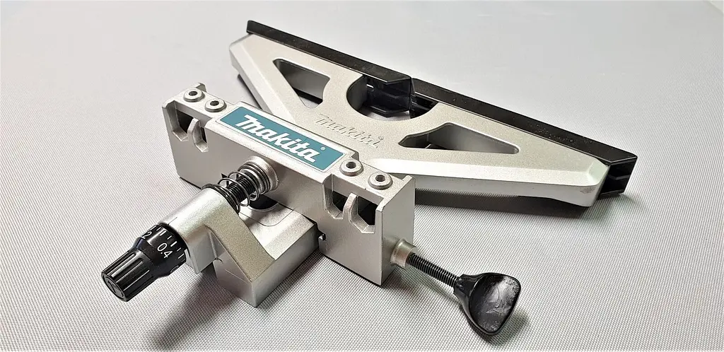 Направляюча (паралельний упор) для фрезера Makita M3600, M3602, MT360, MT362, RP0900, RP0910, RT0702C, RT0701C RP1110C, RP1111C, RP1800F, RP1801F, RP1802F, RP1803F, RP2300FC, RP2301F, RP2302F, RP2303FC, DRT50, RT001G (195136-9) - фото 5