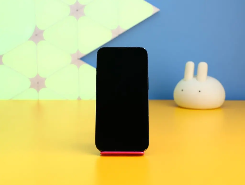 Смартфон Apple iPhone 13 128 ГБ темна ніч (MLPF3) б/в [172573] - фото 4