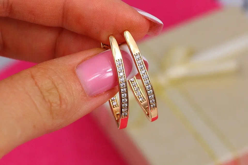 Сережки Xuping Jewelry дорожки стрелы с камнями с внешней и внутренней стороны 3 см золотисті - фото 3