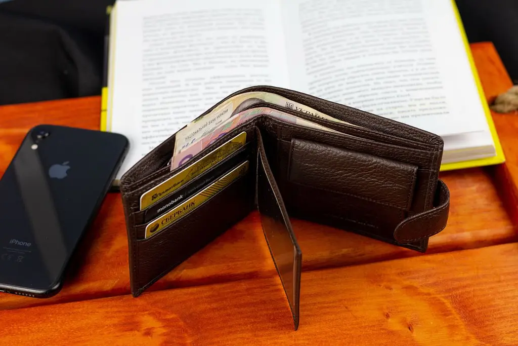 Коричневе чоловіче портмоне з натуральної шкіри з фіксацією ST Leather ST103 9,5 см - фото 9