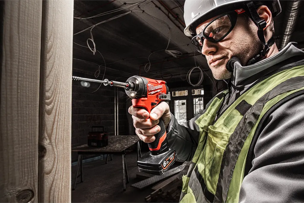 Винтоверт ударный аккумуляторный Milwaukee M12 FID2-202X 12В АКБ 2х2 А/ч 0-4000 об/мин 170 Нм 1/4" ЗП C12C жилет кейс - фото 2