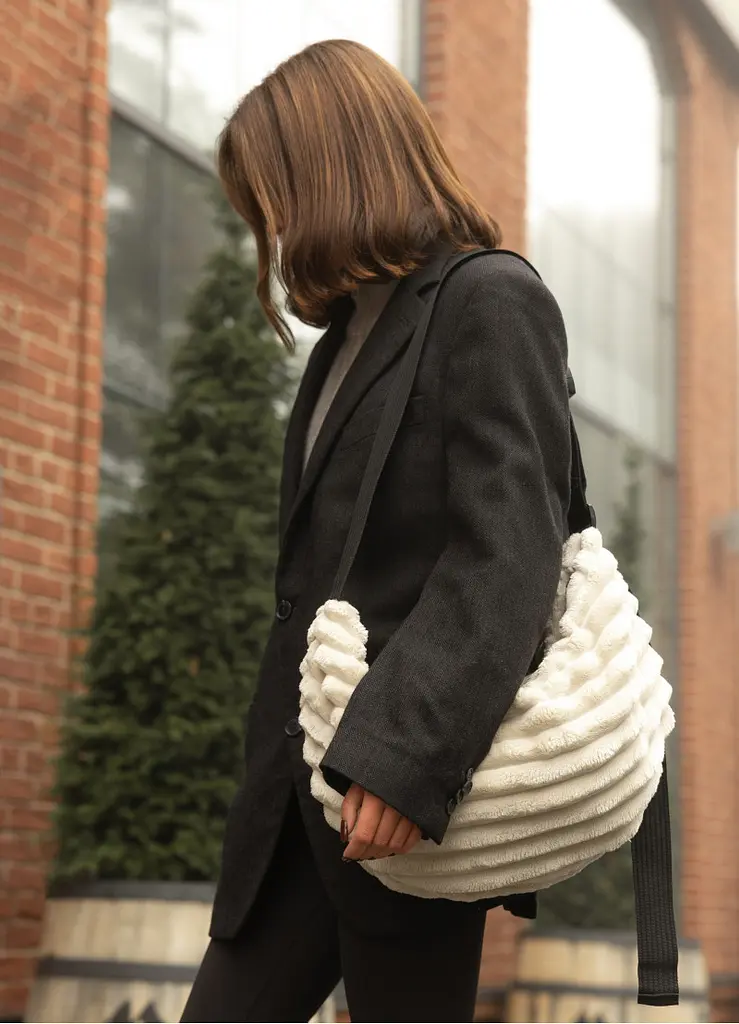 Жіноча сумка Sambag HOBO Bag-glove тканева молочна 50 × 28 × 5 см (53400811) - фото 4
