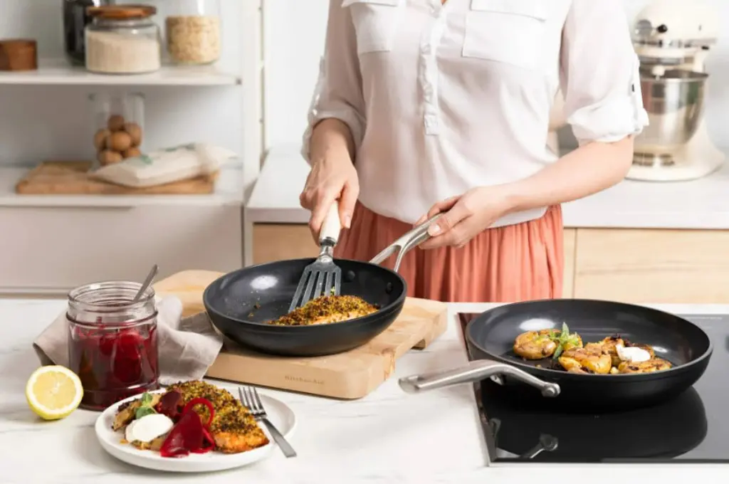 Набор сковородок KitchenAid FHA 20/28 см с керамическим покрытием 2 предмета (CC005698-001) - фото 8