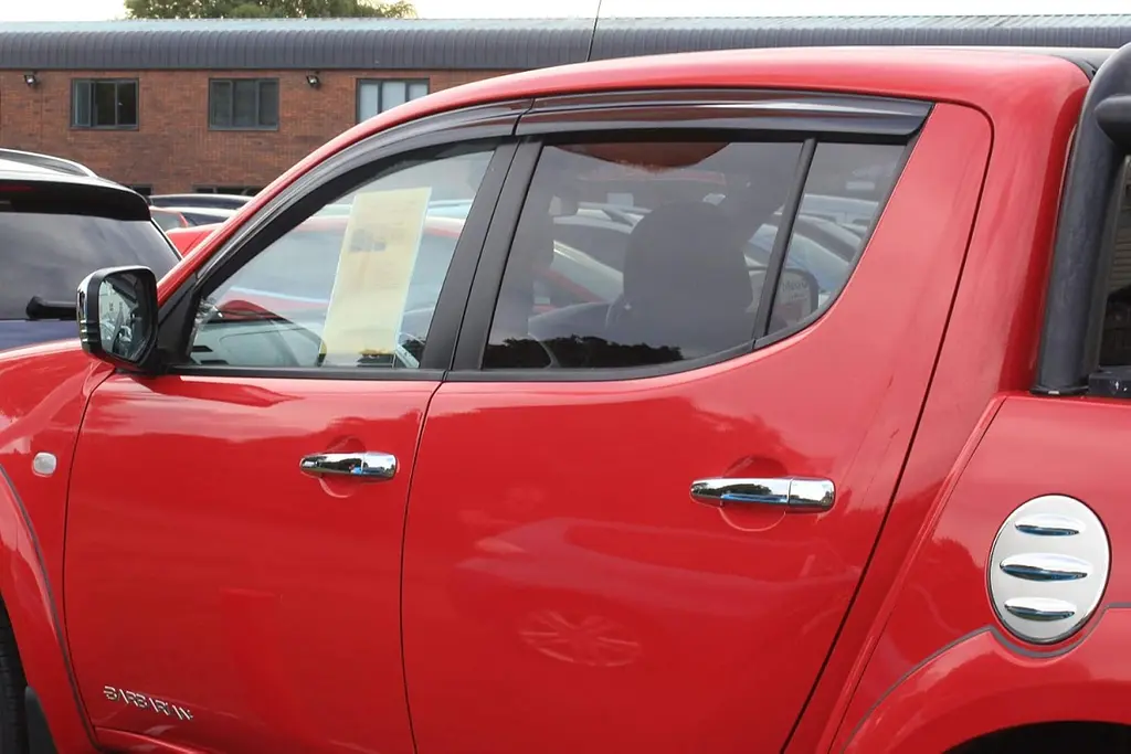 Дефлектори вікон ветровики для Mitsubishi L200 Triton 2005-2015 Double Cab 4 шт (Auto Clover) - фото 4