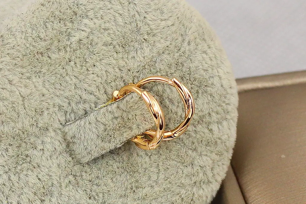 Сережки кільця Хuping Jewelry кручена нитка 1.4 см золотисті - фото 3