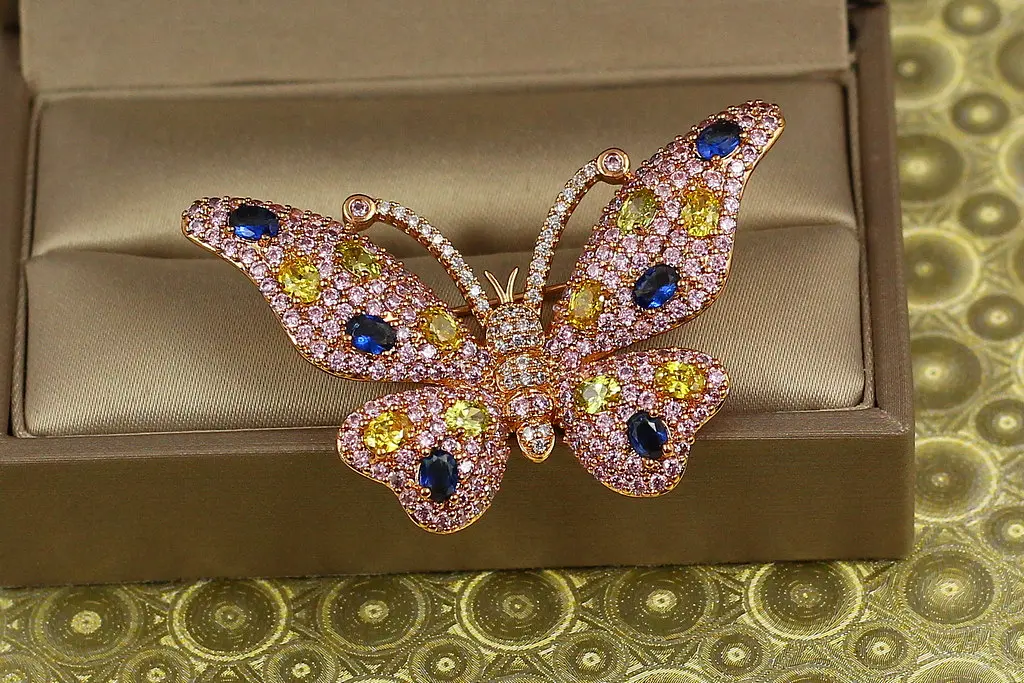 Брошка Xuping Jewelry метелик з жовтими і синіми каменями золотиста