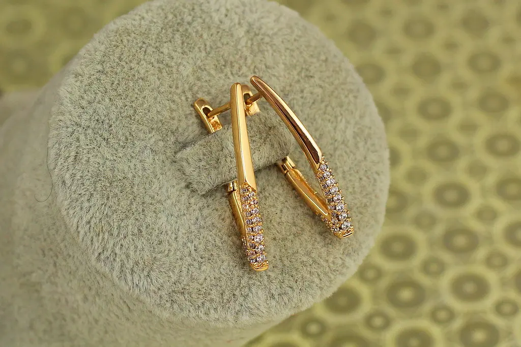 Сережки Xuping Jewelry дужки з камінцями на вістрі 2,8 см золотисті - фото 3