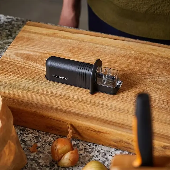 Точило Fiskars Essential Roll-Sharp Black 1065598 - фото 4