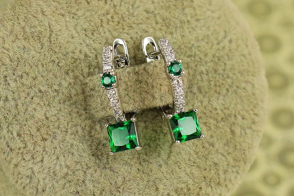 Сережки кільця Хuping Jewelry Чарівність з квадратним зеленим каменем 1,9 см сріблясті