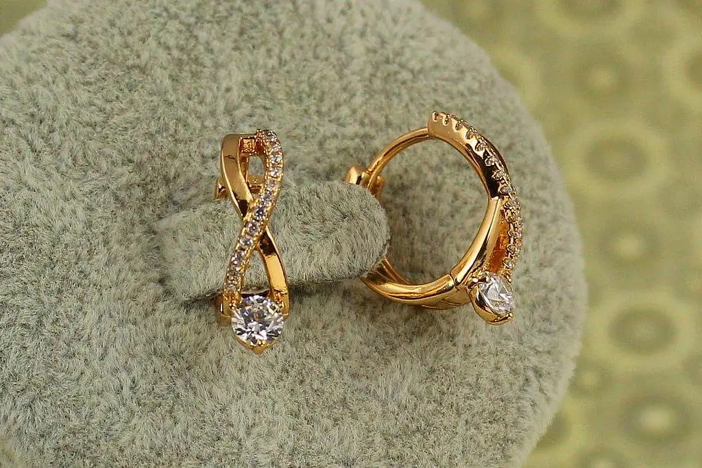 Сережки Xuping Jewelry незкінченність з білим каменем 1,6 см золотисті - фото 2