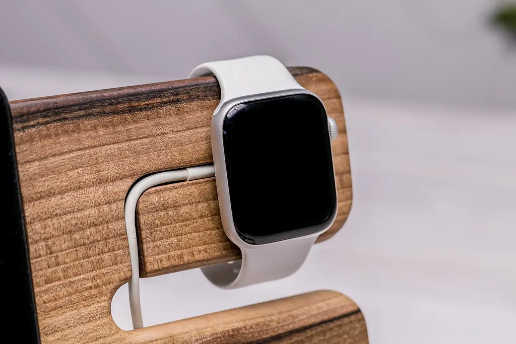 Підставка з дерева для двох телефонів/годинників Apple ecoWalnut 300x231x210 мм - фото 6