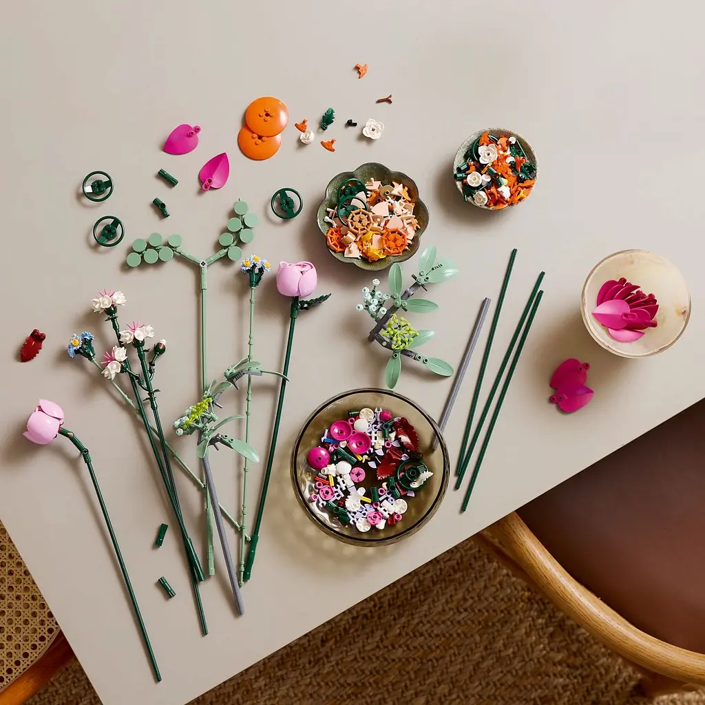 Уценка. Конструктор LEGO Botanicals Милый розовый букет цветов 749 деталей (10342) - фото 6