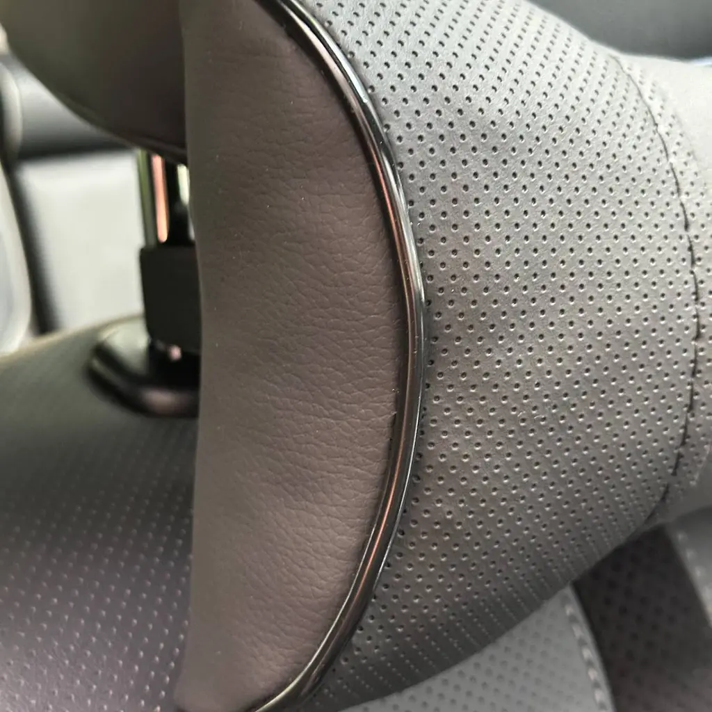Подушка на підголівник з логотипом Daewoo Екошкіра 3D Кольоровий лого Чорна-Чорний кант 1 шт - фото 2