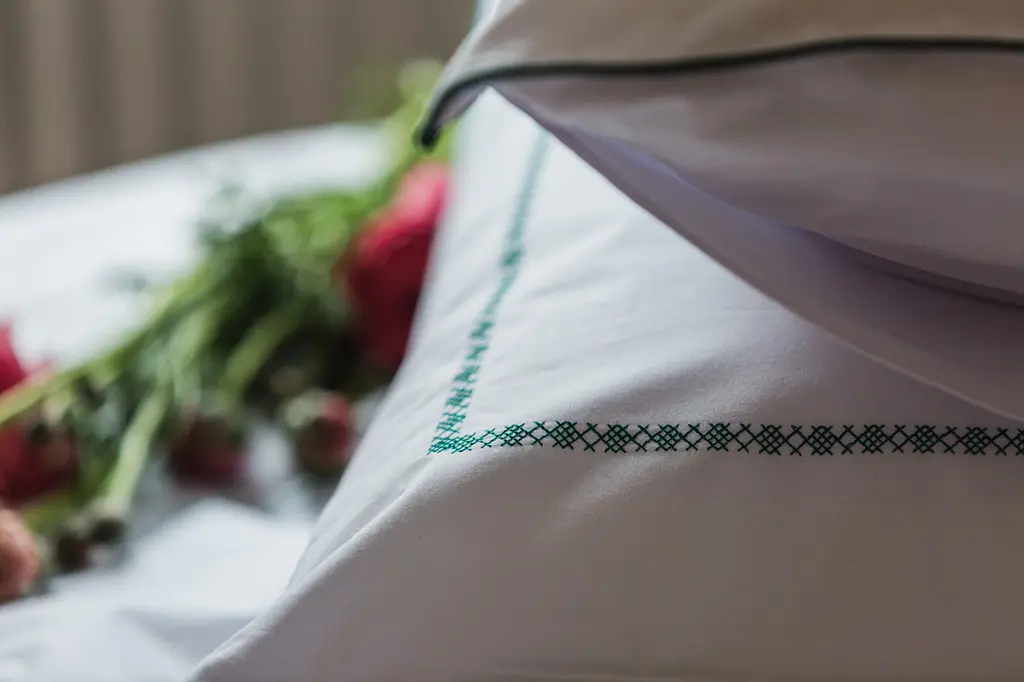 Комплект постільної білизни Ecotton Євро з вишивкою та кантом український хрестик Dark Green із перкалю в чохлі (25139) - фото 5