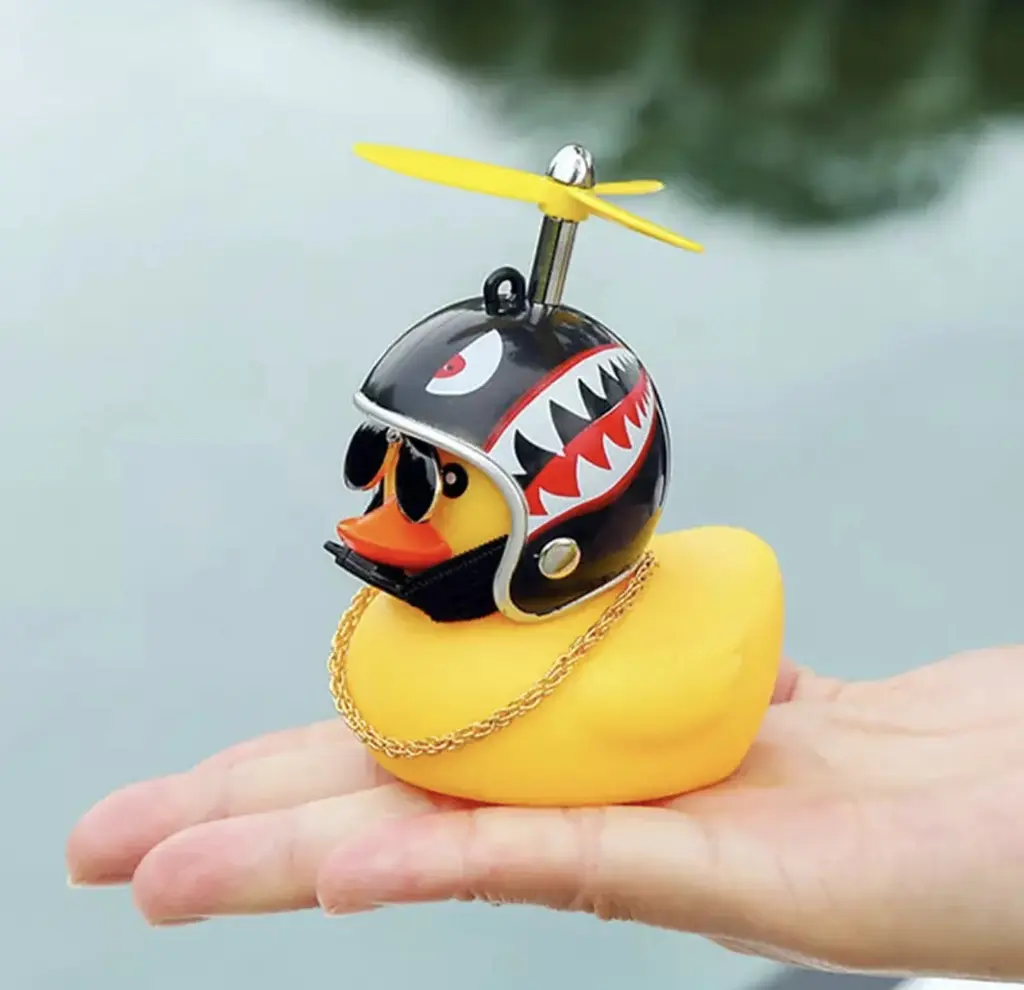 Автомобільна качка з шоломом і кріпленням Funny Ducks Red Spider 5178 - фото 3