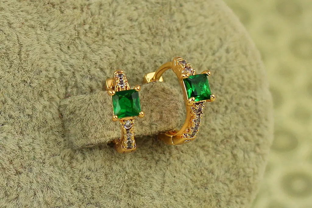 Сережки дитячі Xuping Jewelry Чарівні грані із зеленим каменем 1,2 см золотисті - фото 2