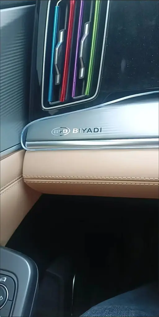Наклейка з логотипом BYD метал, на клейкій стрічці 1шт (універсальна) - фото 2