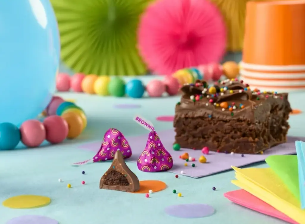 Шоколадні цукерки Hershey's Kisses Rainbow Brownie Flavored Candy 255г - фото 7
