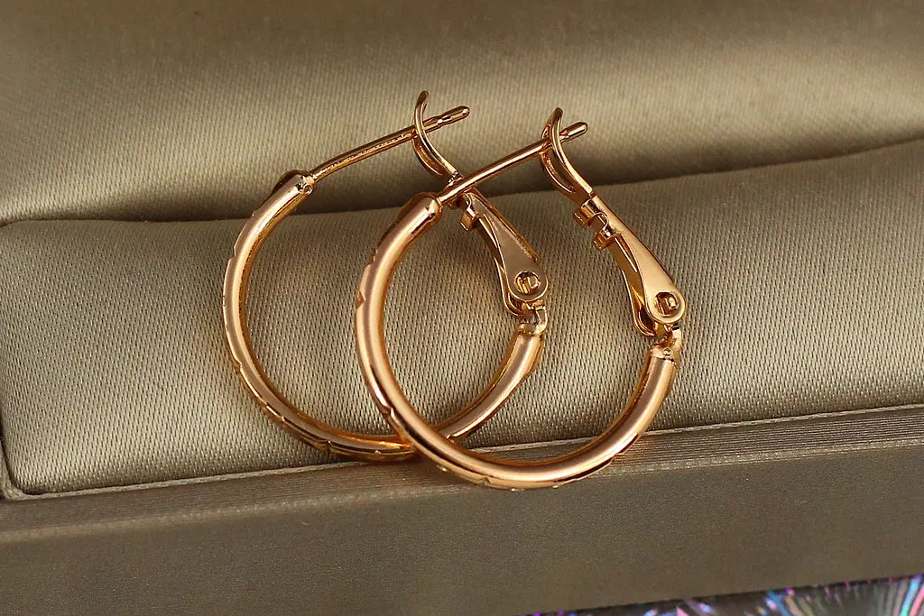 Сережки кільця Хuping Jewelry плоскі з малюнком 2 см золотисті - фото 3