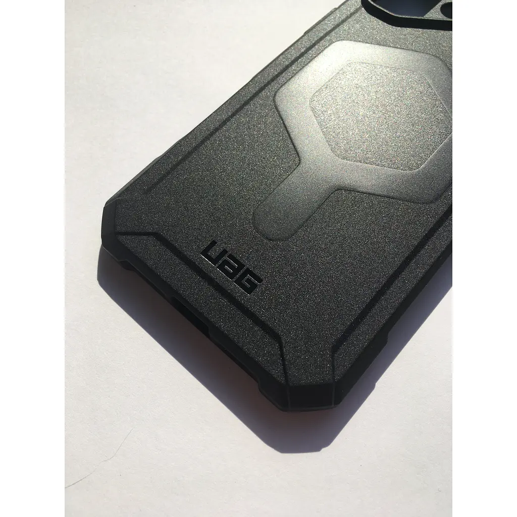 Оригинальный противоударный чехол UAG Essential Armor MagSafe для iPhone 16 Plus Black 114447114040 - фото 13