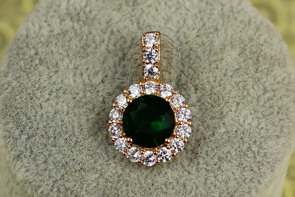 Кулон Xuping Jewelry круглий зелений камінь в обідку з фіанітів 2.3 см золотистий