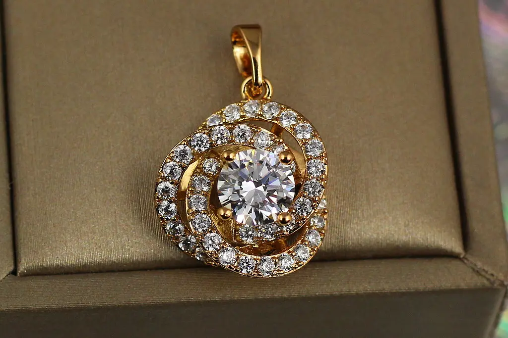 Кулон Xuping Jewelry водоворот із фіанітів 1.6 см золотистий