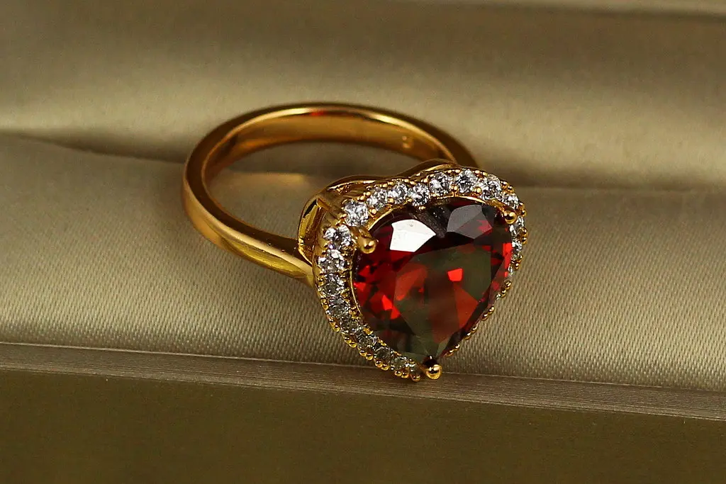 Кільце Xuping Jewelry серце океану з червоним каменем 1,6 см р 17 золотисте - фото 2