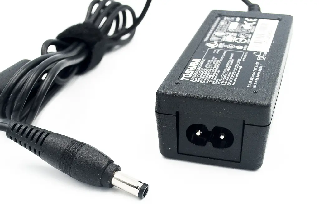 Блок живлення Toshiba 19V 1.58A 30W 5.5x2.5 2-hole PRC (PA3743U-1ACA) - фото 2