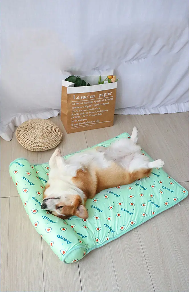 Підстилка, що охолоджує, з подушкою Derby Ice Silk Summer Pet Cooling Mat Avocado для домашніх тварин 60х80 см - фото 4