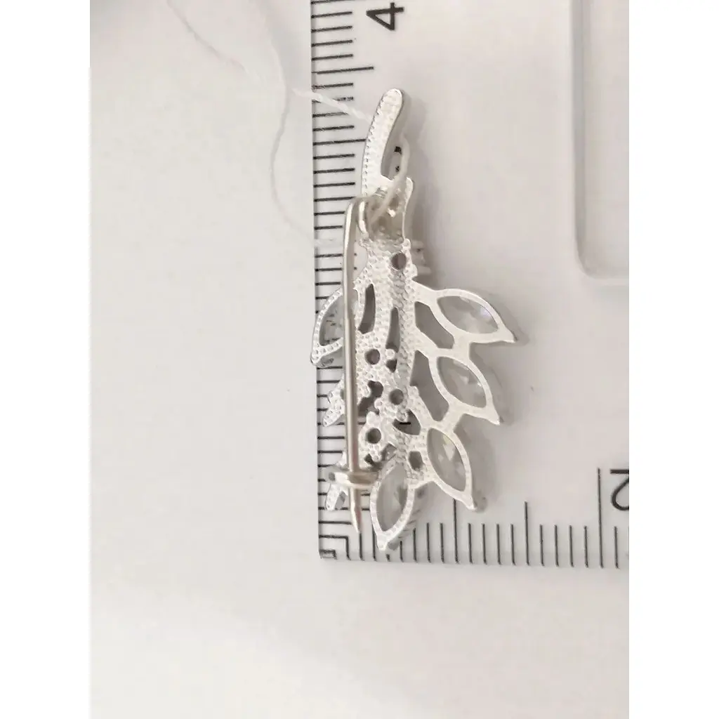 Срібна брошка Ірій з фіанітами. 9522 Червоний/Білий - фото 3