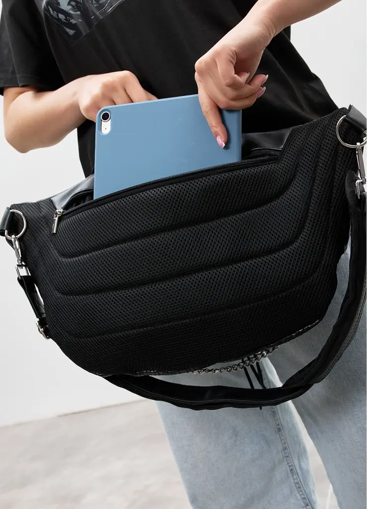Жіноча шкіряна сумка бананка Sambag Urban Laptop чорна 46 × 26 см (51411101) - фото 7