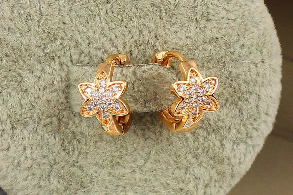 Сережки дитячі Xuping Jewelry квіточка з фіанітами довжина 1.3 см золотисті - фото 2