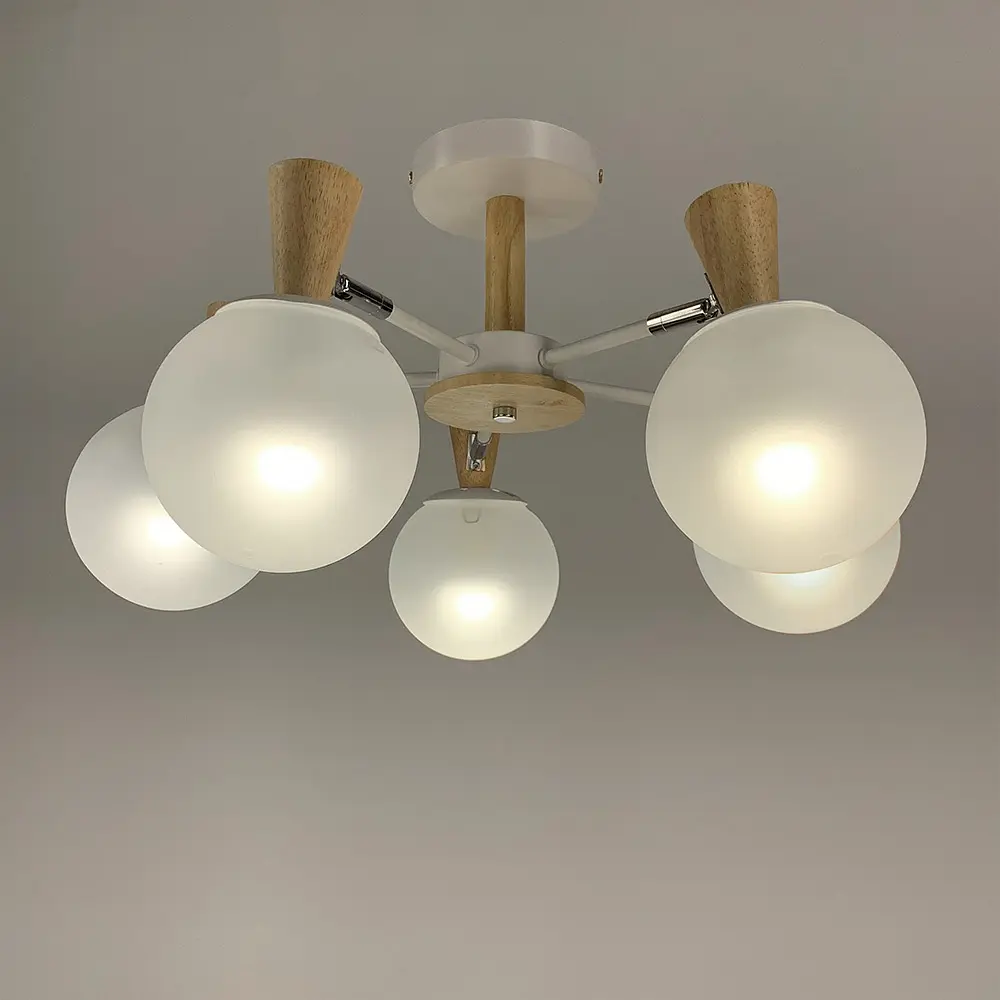 Біла люстра на 5 плафонів з елементами дерева Line.F 51899/5 - фото 2