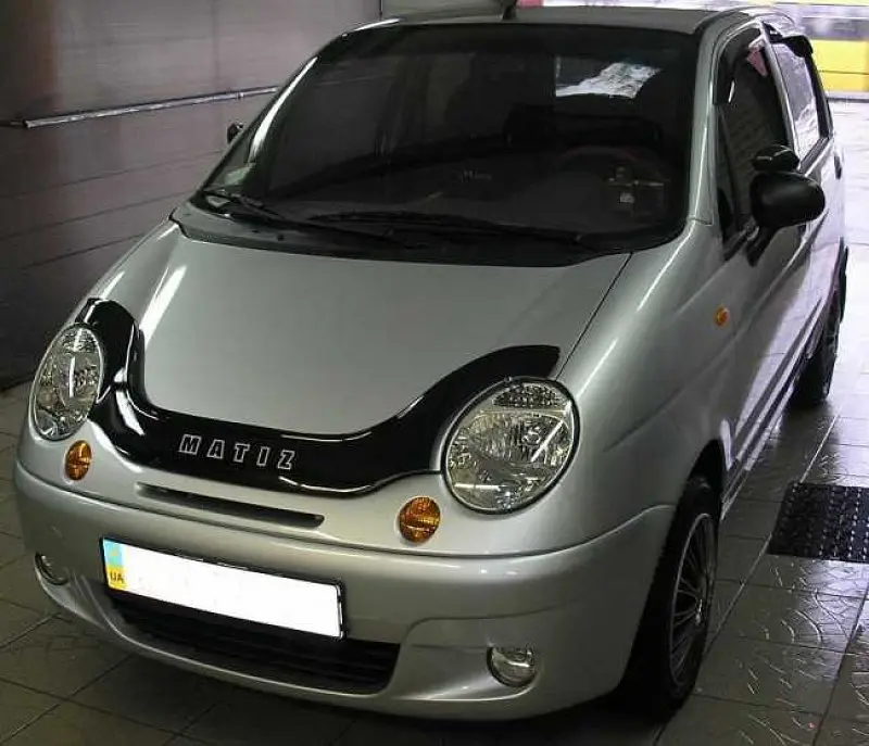 Дефлектор капоту мухобійка для Daewoo Matiz 1998-2008 з заходом на фари Євро Кріплення (Vip Tuning) DW01 - фото 3