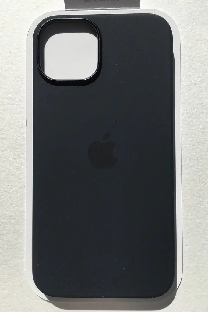 Оригінальний силіконовий чохол для iPhone 15 Plus Apple Silicone Case with MagSafe Midnight Black MT103ZM/A - фото 5