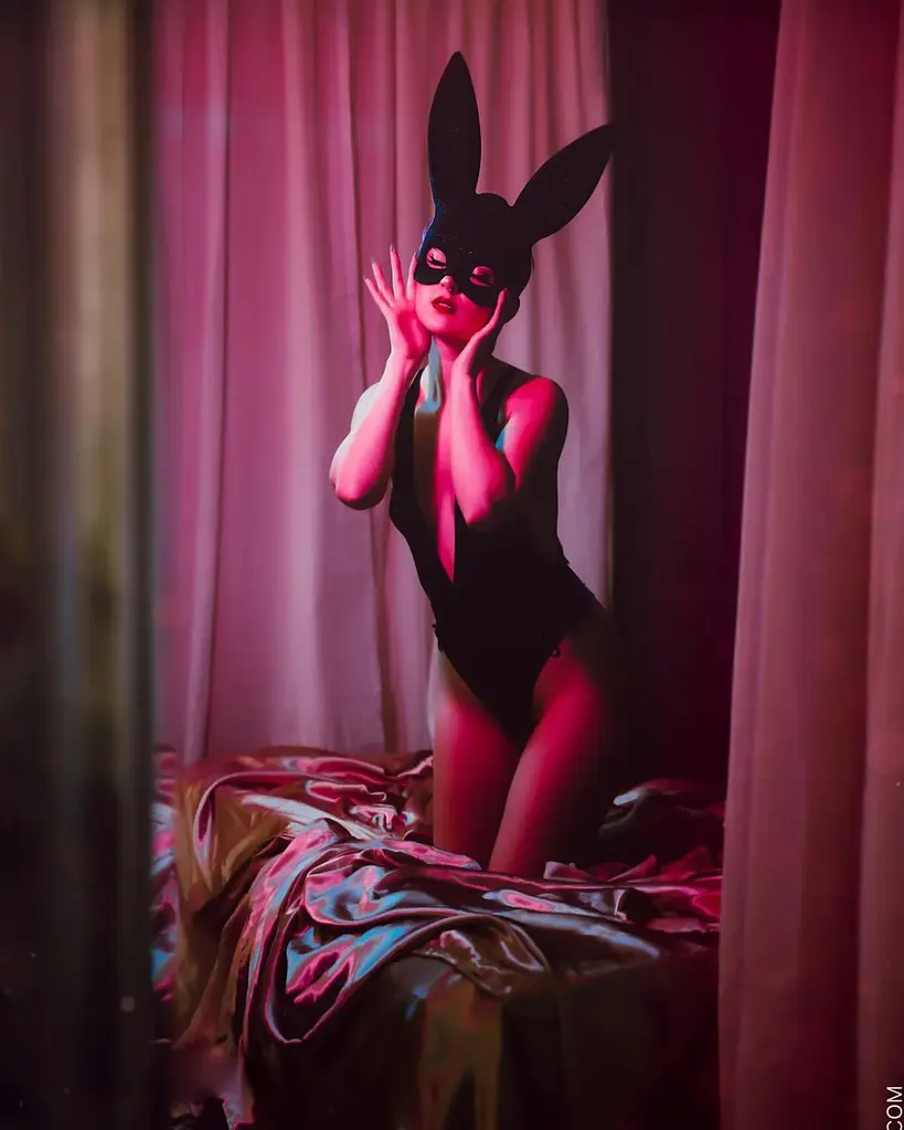 Блискуча маска кролика Leg Avenue - Glitter masquerade rabbit mask, чорний - фото 2