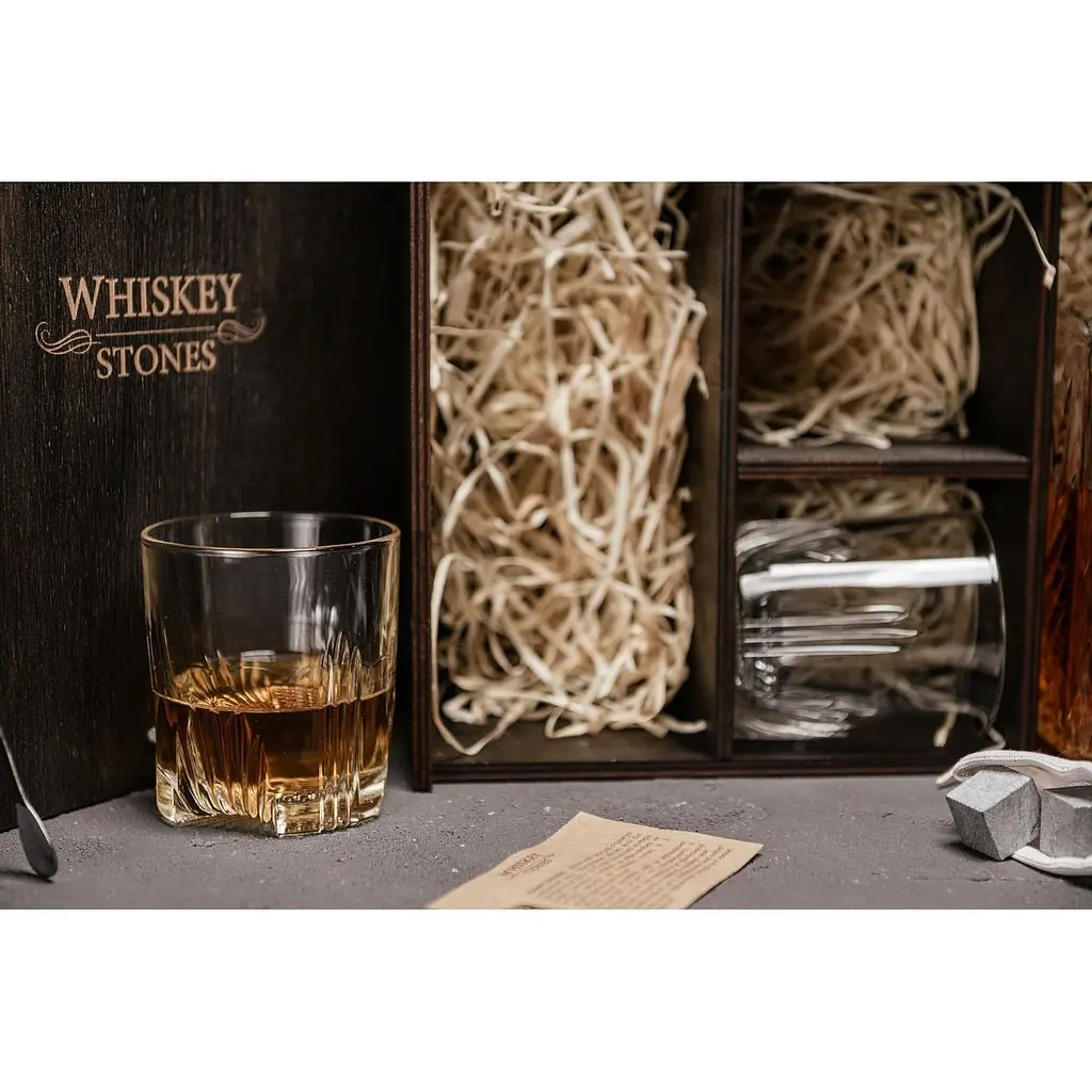Подарунковий набір Whiskey Stones камені для віскі 9 штук + інструкція + мішечок для зберігання + щипці + декантер і 2 склянки - фото 7