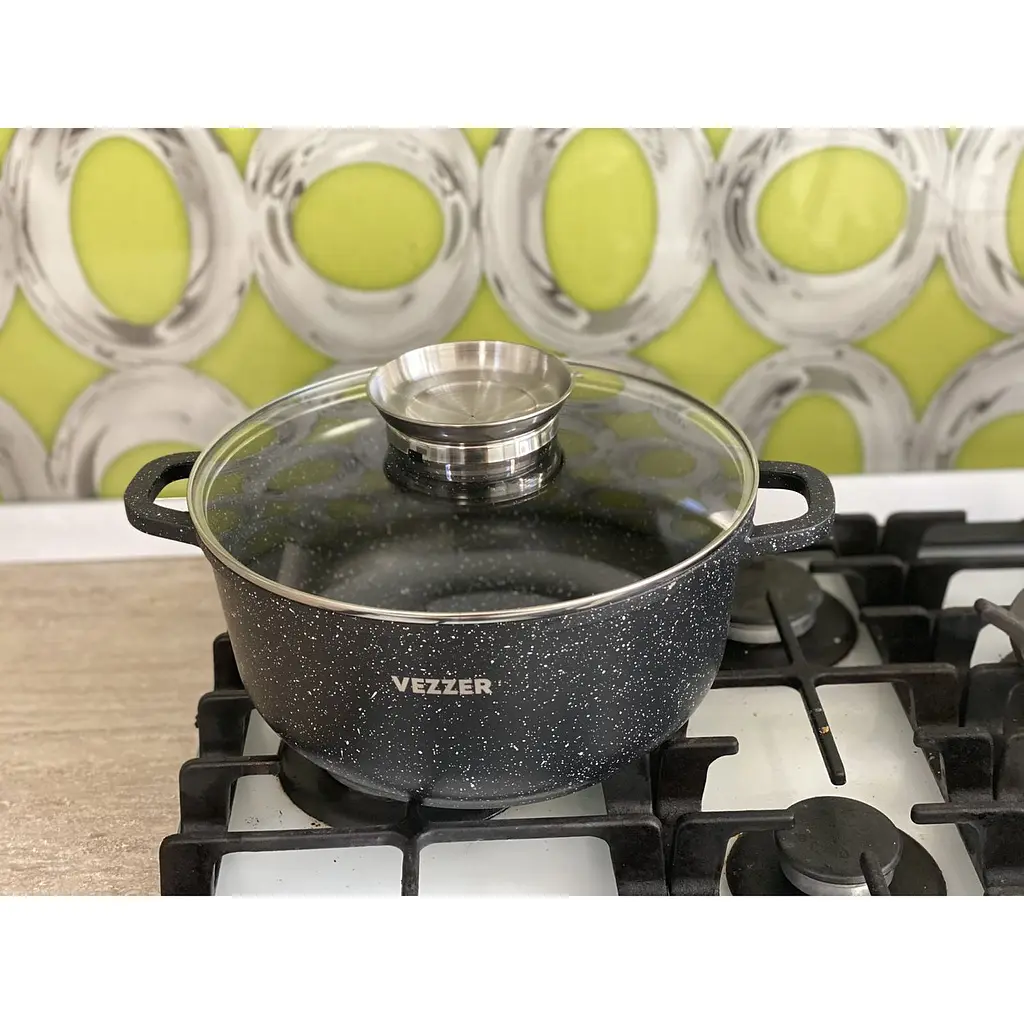 Каструля Vezzer з кришкою та силіконовими накладками на ручки 24 см 4.5 л чорна (VZ8006) - фото 9