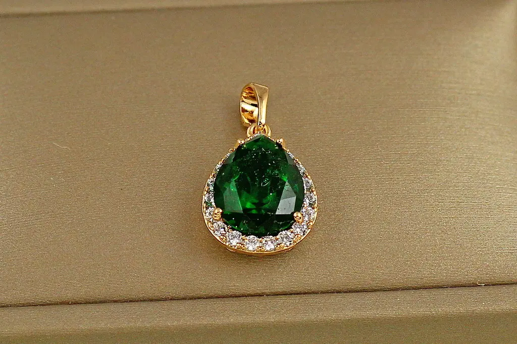 Кулон Xuping Jewelry крапля з зеленим фіанітом у обідку 1.7 см золотистий - фото 2