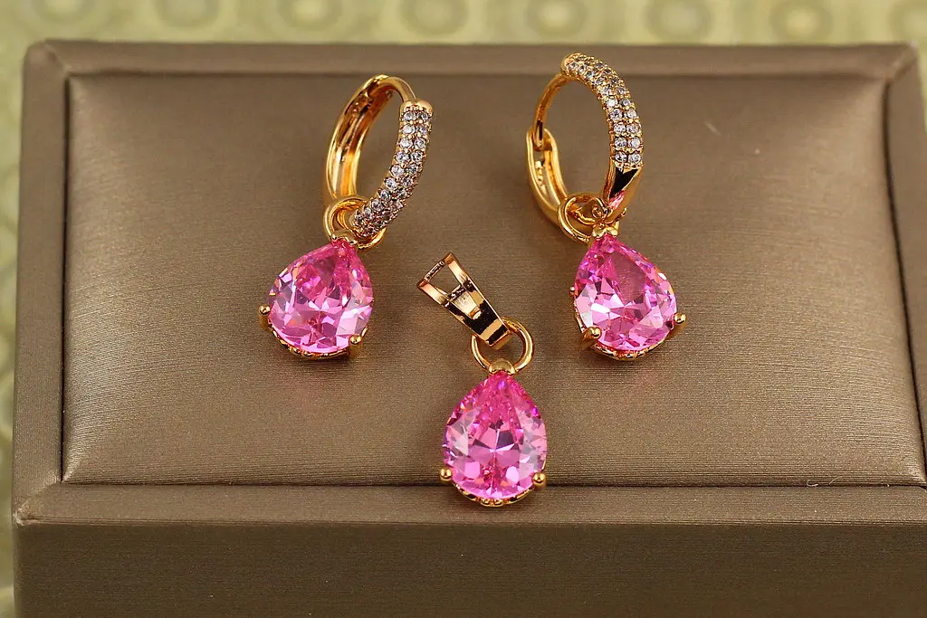 Набір Xuping Jewelry сережки і кулон з рожевою зйомною краплею золотистий