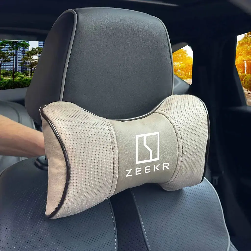 Подушка на підголівник з логотипом Zeekr Екошкіра 3D Кольоровий лого Бежева-Коричневий кант 1 шт